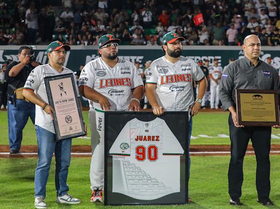 jugadores de beisbol en un estadio con reconocimientos