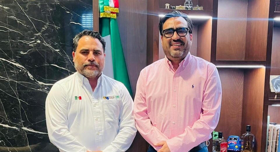 Juan de Dios Gámez Mendívil junto a superintendente de la Comisión Federal de Electricidad (CFE) en la Zona Culiacán, Jesús Enrique Vargas Álvarez