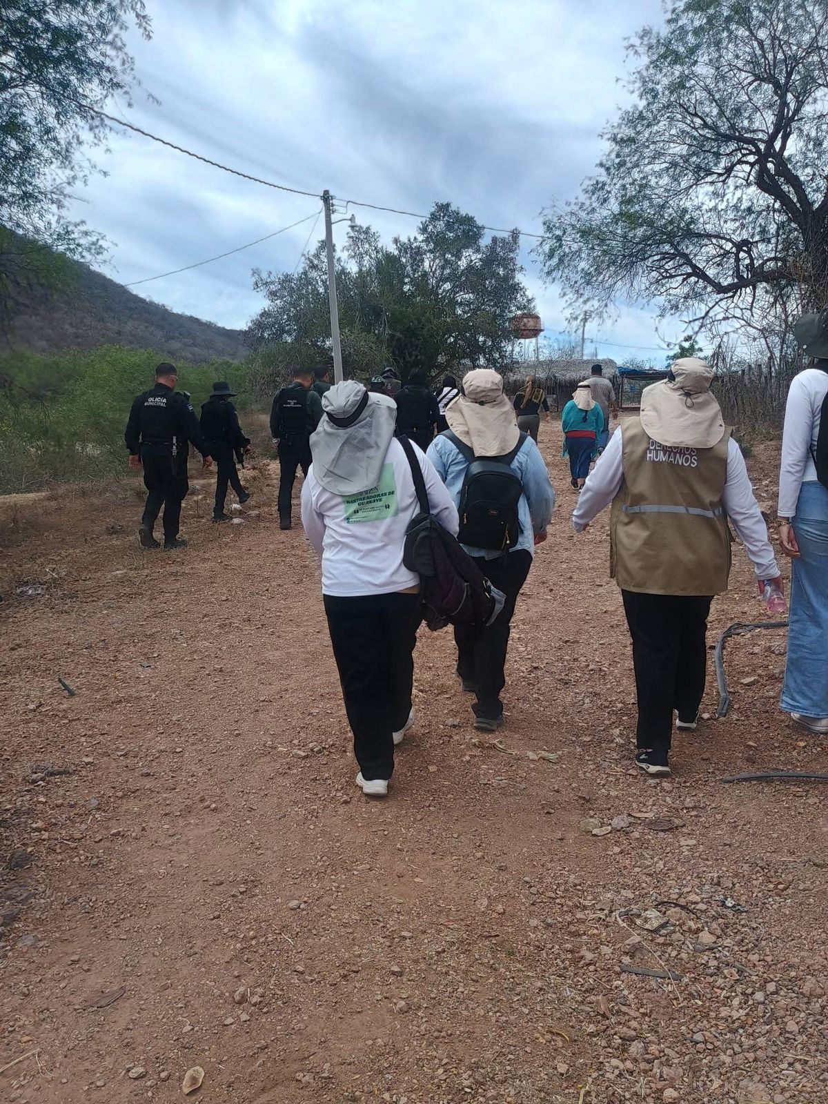 Mujeres caminando en el cerro