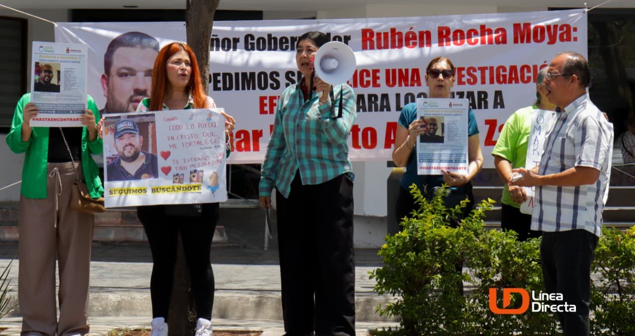 Personas en manifestación con carteles y megáfono fuera de la Vicefiscalía de la zona norte