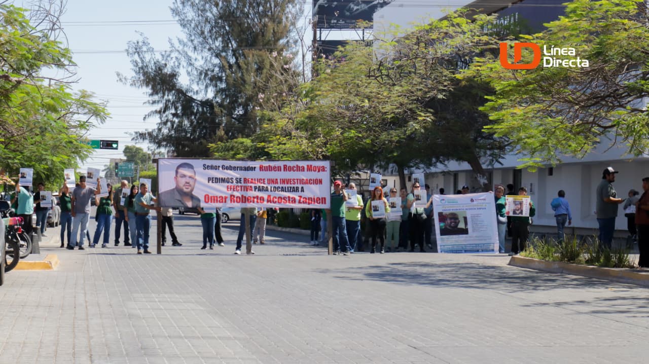 Personas manifestándose en mitad de la calle