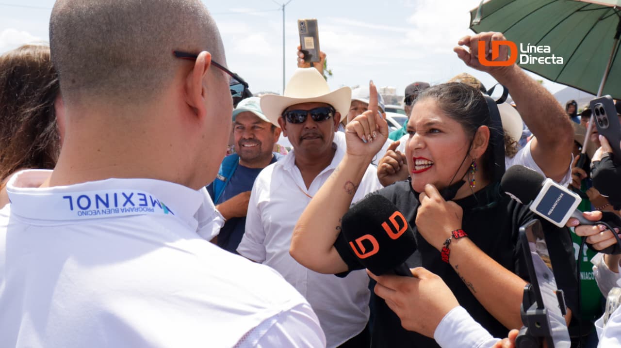 Integrantes de Aquí No manifestándose al exterior del predio donde se construirá la planta Mexinol.