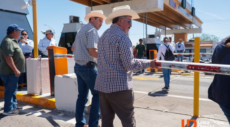 Personas vestidas con sombrero bloqueando el paso en caseta