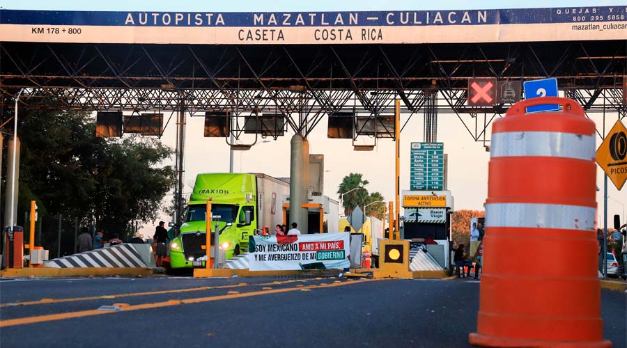 Productores agrícolas bloquean caseta de cobro carretero en Costa Rica Culiacán