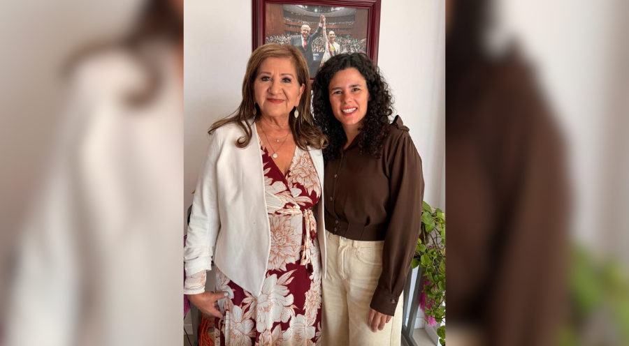 María Teresa Guerra Ochoa junto a Luisa María Alcalde Luján.