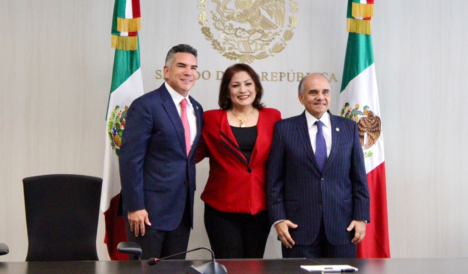 Alito Moreno junto a María del Refugio Higuera en oficinas del Senado