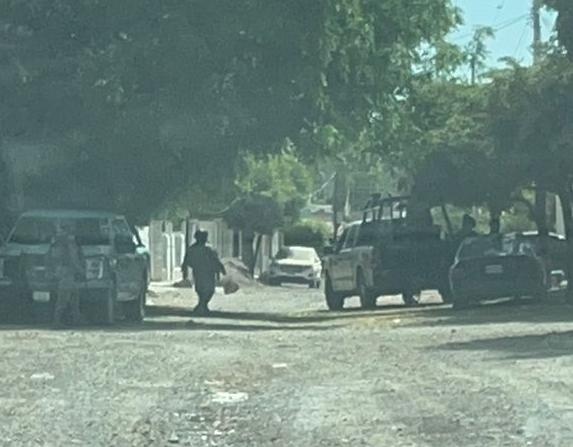 Elementos de la Marina por las calles de Guasave.