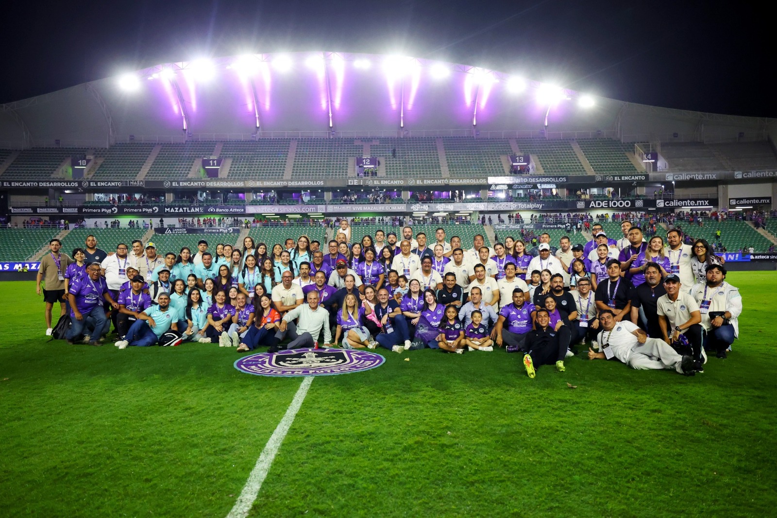 Jugadores y staff en el terreno de juego del Mazatlán FC