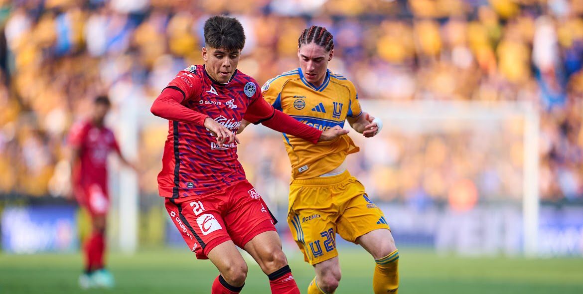 Jugador de Tigres y del Mazatlán luchando por el balón