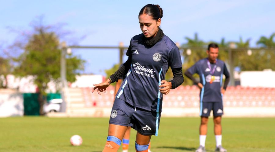 Jugadora de futbol vestida de gris durante entrenamiento