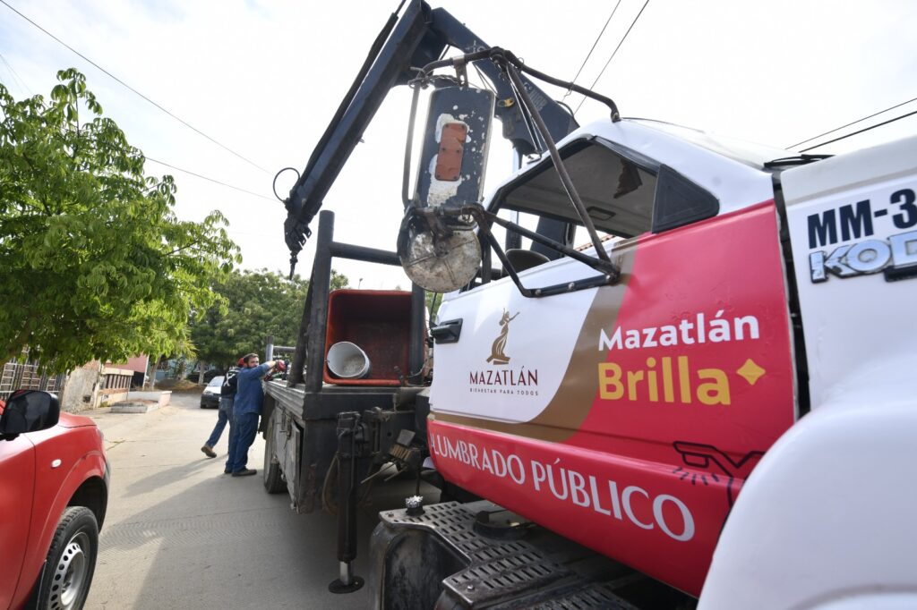 Con el programa Mazatlán brilla avanza la modernización del alumbrado público