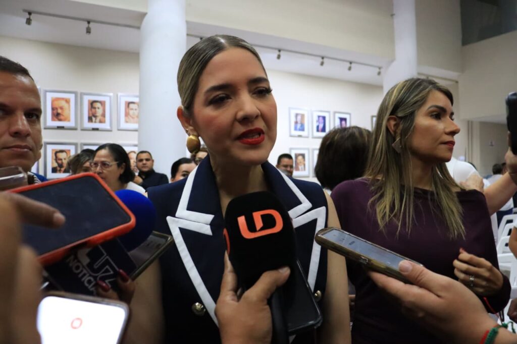 Estrella Palacios con el micrófono de Línea Directa