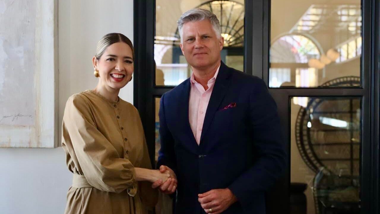Estrella Palacios junto a Cameron MacKay
