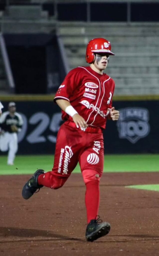 Mikel Nieblas corriendo en juego de béisbol
