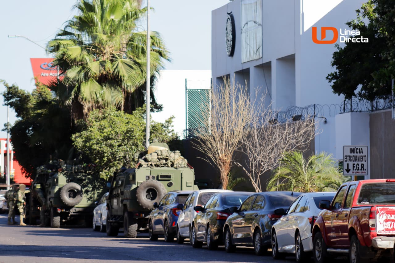 Elementos del Ejército Mexicano resguardan instalaciones de la FGR en Los Mochis