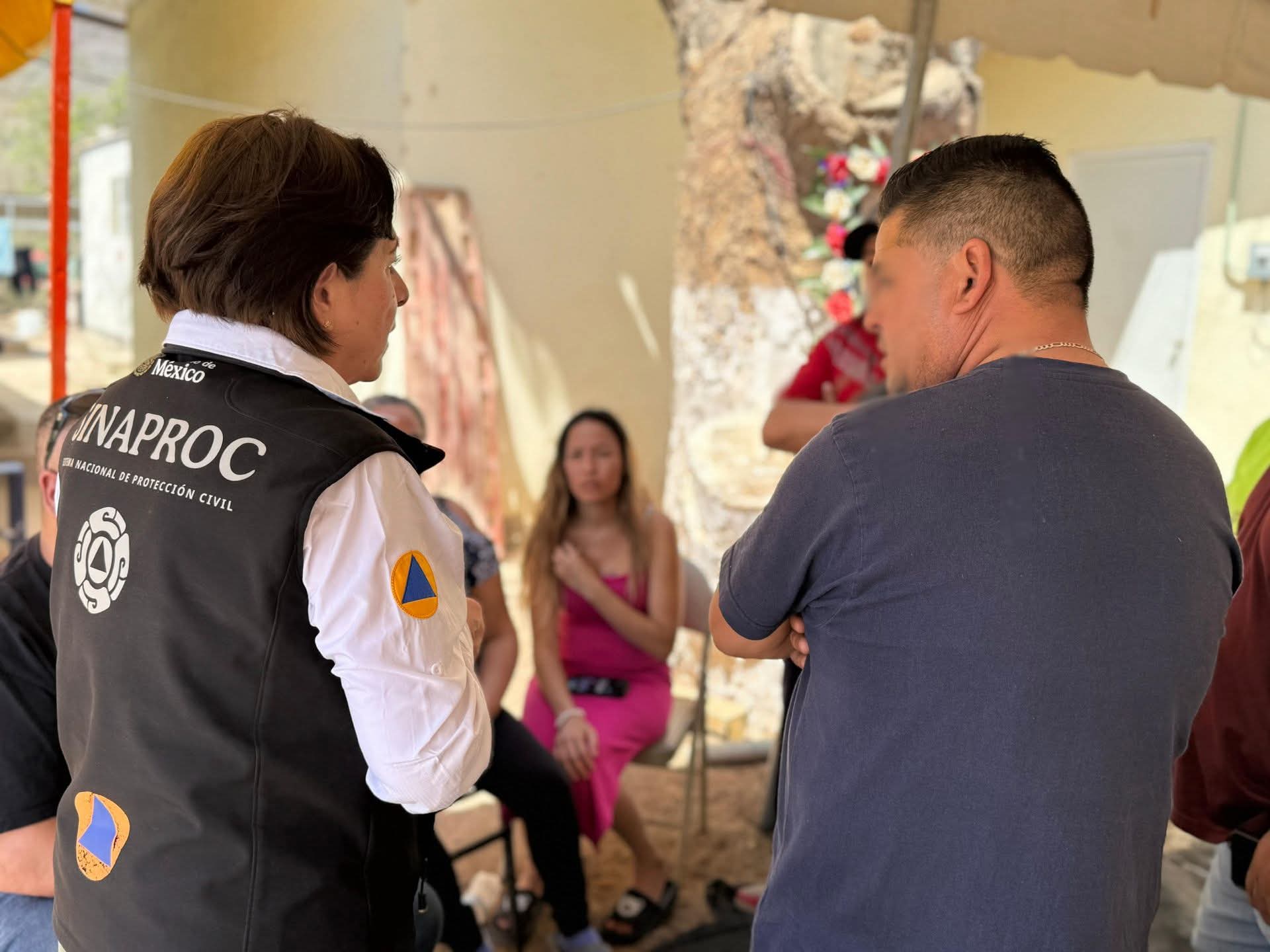 Coordinadora Nacional de Protección Civil reunida con los familiares de los mineros.