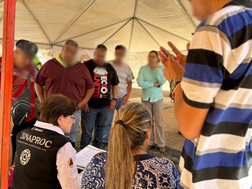 Coordinadora Nacional de Protección Civil reunida con los familiares de los mineros.