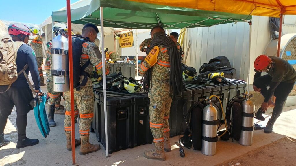 Personal del Ejército Mexicano participando en el rescate.