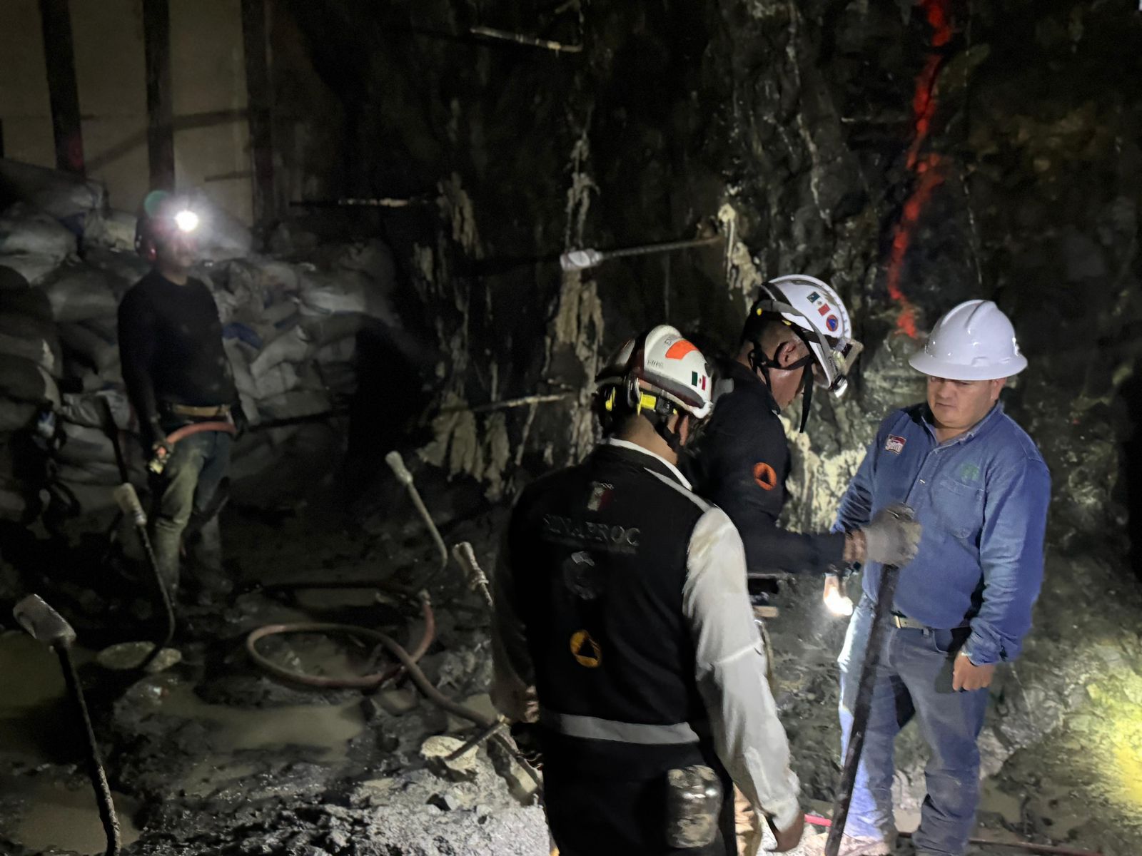 Personal de Protección Civil trabajando en el rescate de los mineros en Rosario.