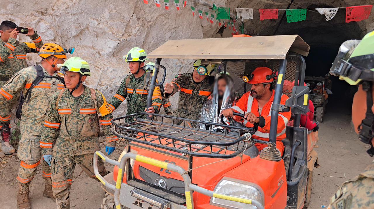 Personal de seguridad y rescate en un vehiculo