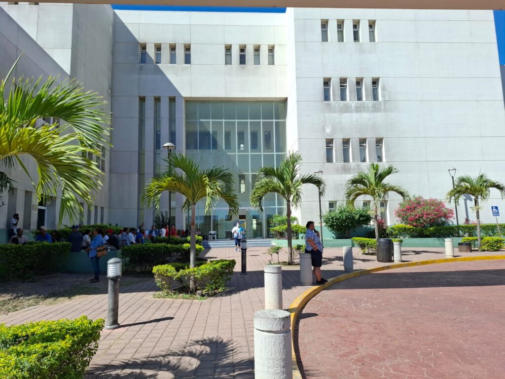 Interior en el estacionamiento del Hospital General de Mazatlán