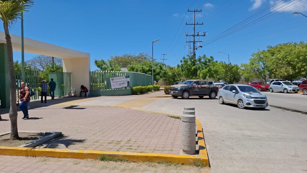 Fachada del Hospital General de Mazatlán durante la tarde
