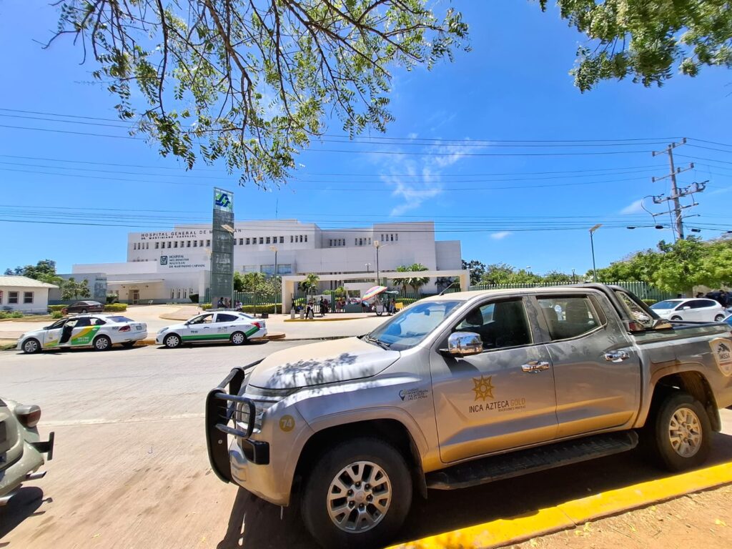 Camioneta estacionada frente al Hospital General de Mazatlán