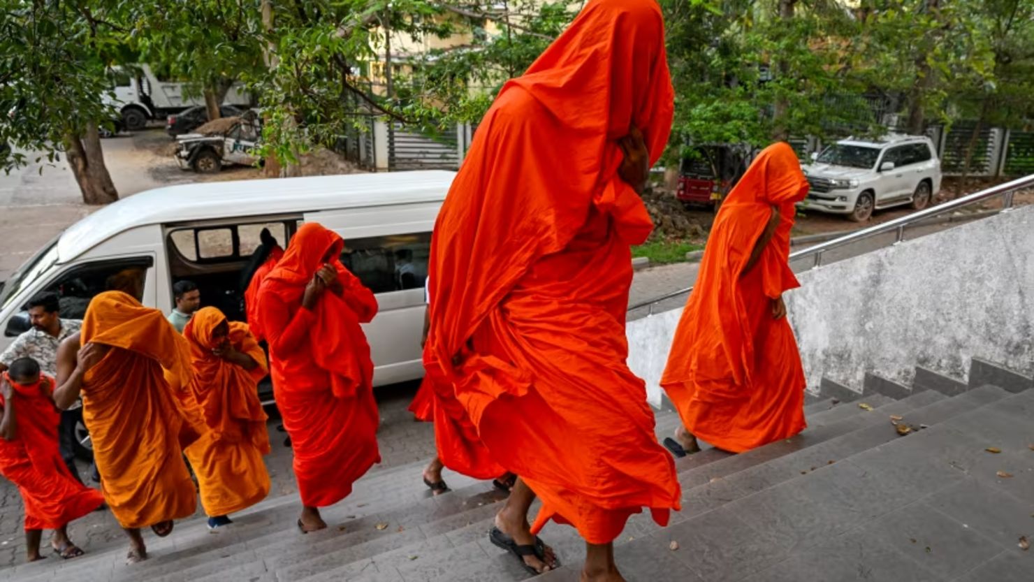 Detienen a 22 monjes budistas en Sri Lanka mientras transportaban más de 100 kilos de droga