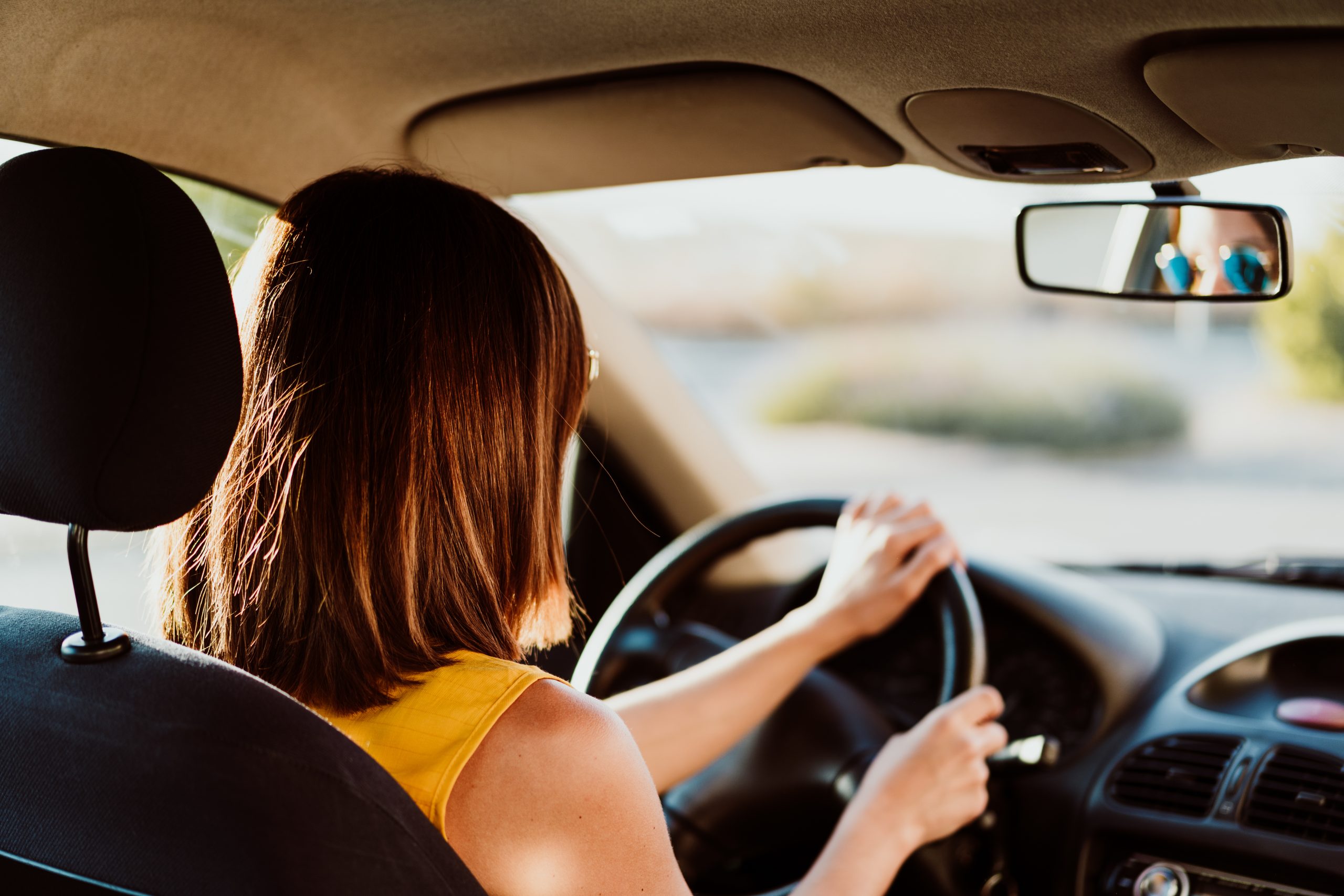 Mujer conduciendo un vehículo.