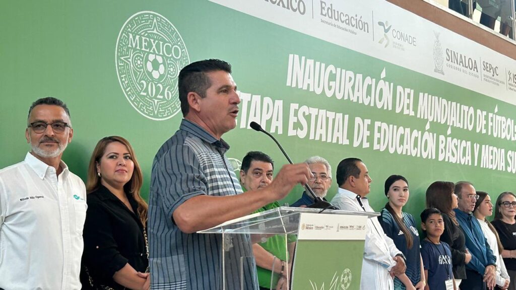 Persona hablando por micrófono