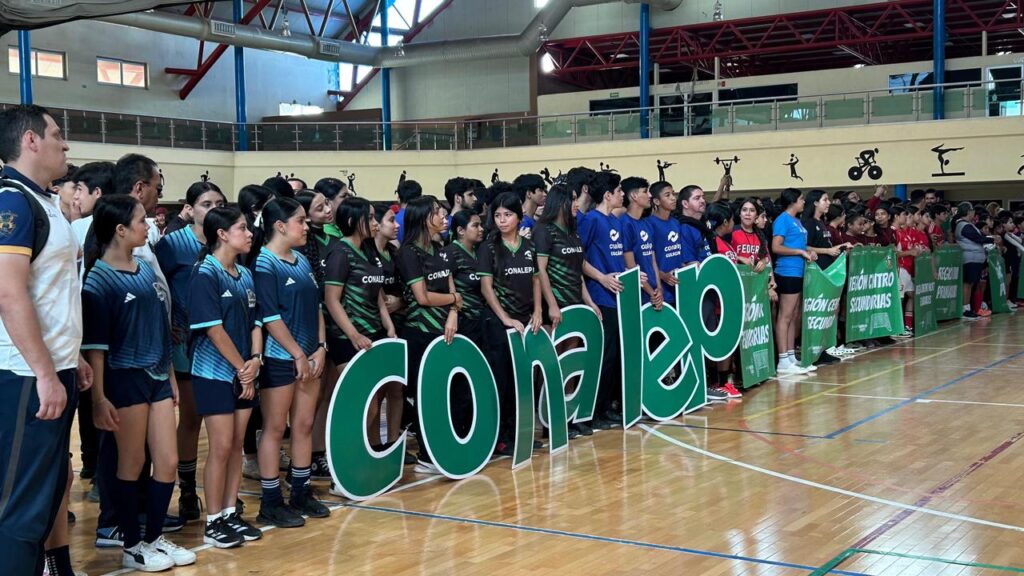 Estudiantes formados con letras de preparatoria Conalep