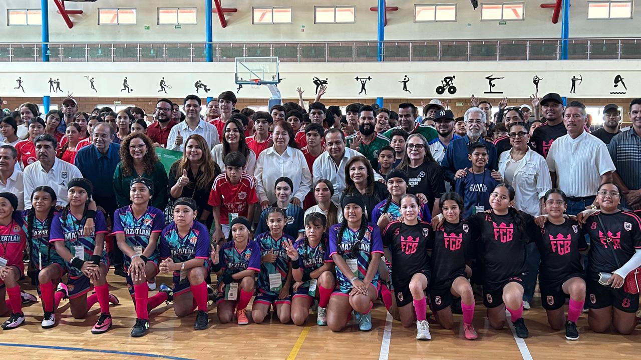 equipo de futbol escolar posando para foto grupal