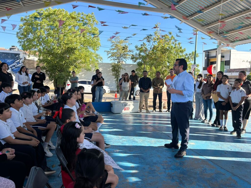 Juan de Dios Gámez entrega techumbre en Alturas del Sur
