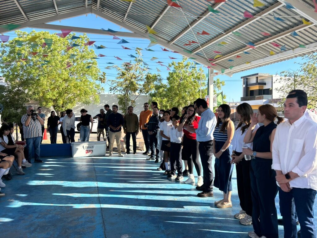 Juan de Dios Gámez entrega techumbre en Alturas del Sur