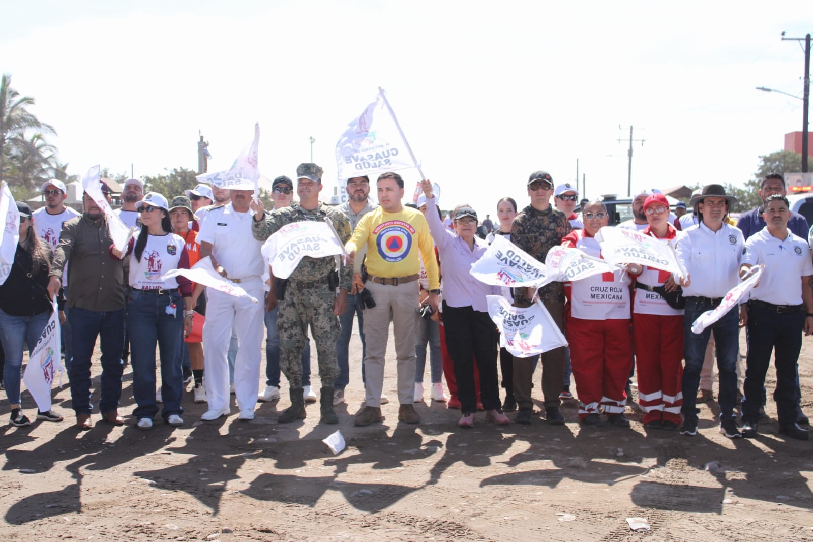 Autoridades junto a la Alcaldesa de Guasave con banderas