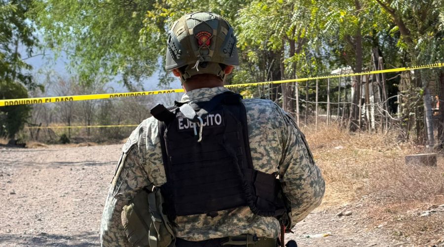Elemento del ejercito mexicano de espaldas en una zona asegurada