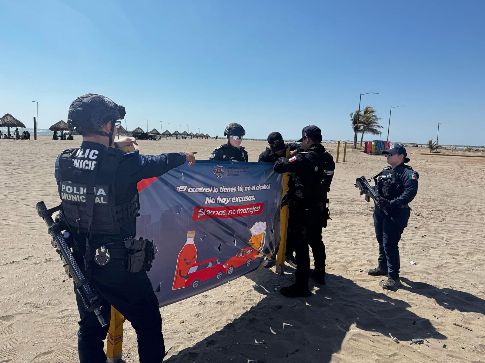 Policías en playa de Guasave