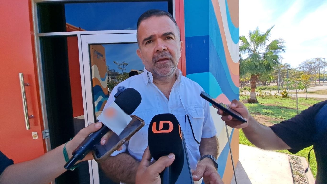Óscar Roberto Osuna Tirado hablando a micrófonos de noticieros