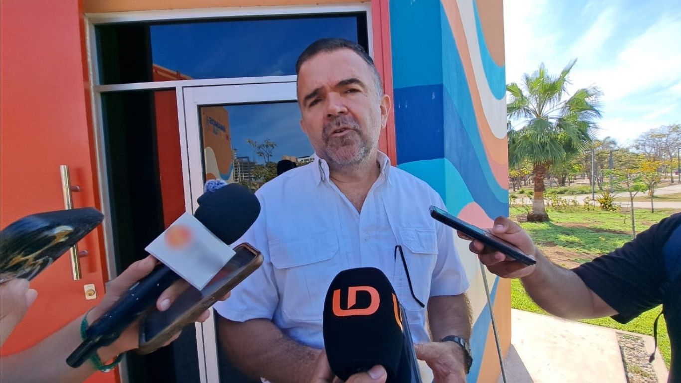 Óscar Roberto Osuna Tirado hablando a micrófonos de noticieros