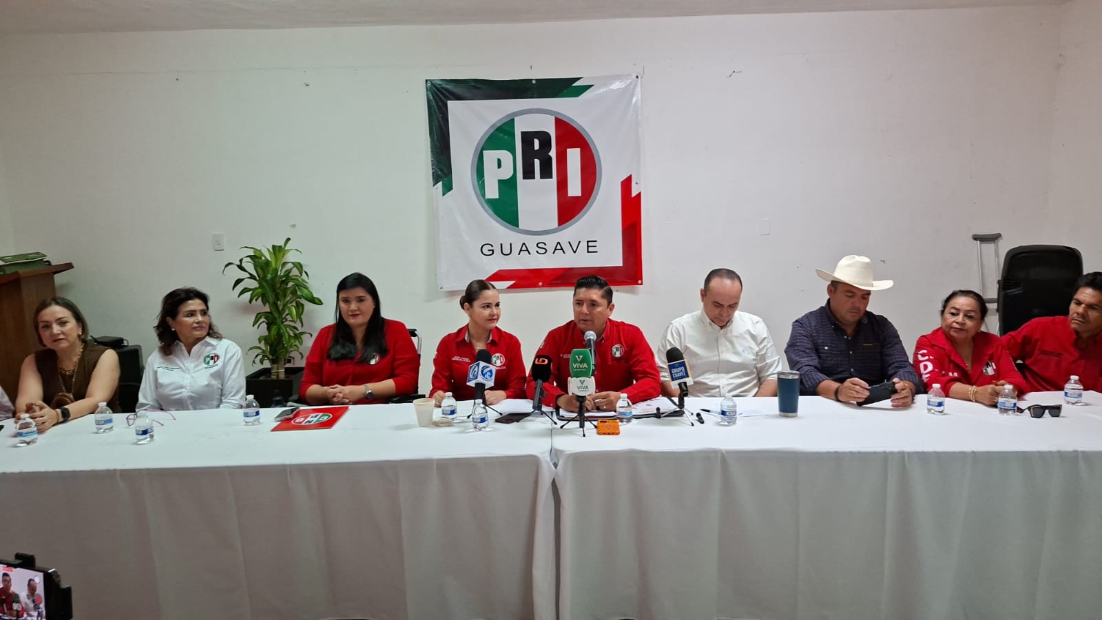 Integrantes de la mesa directiva del PRI en conferencia de presna con el logo del partido en Guasave