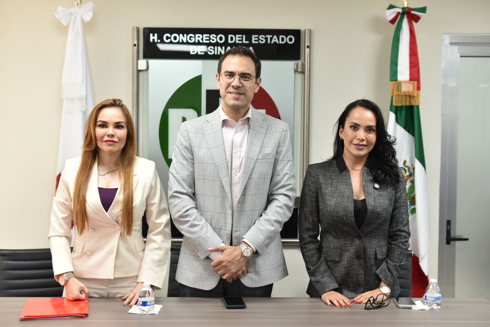 Legisladores del PRI posando para la foto