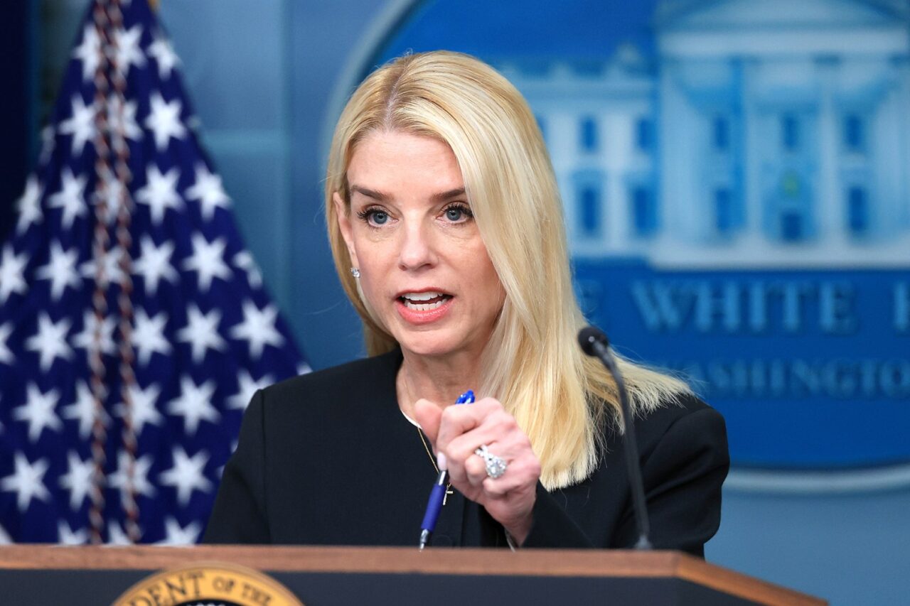 Trump anuncia destitución de Pam Bondi como fiscal general de EU