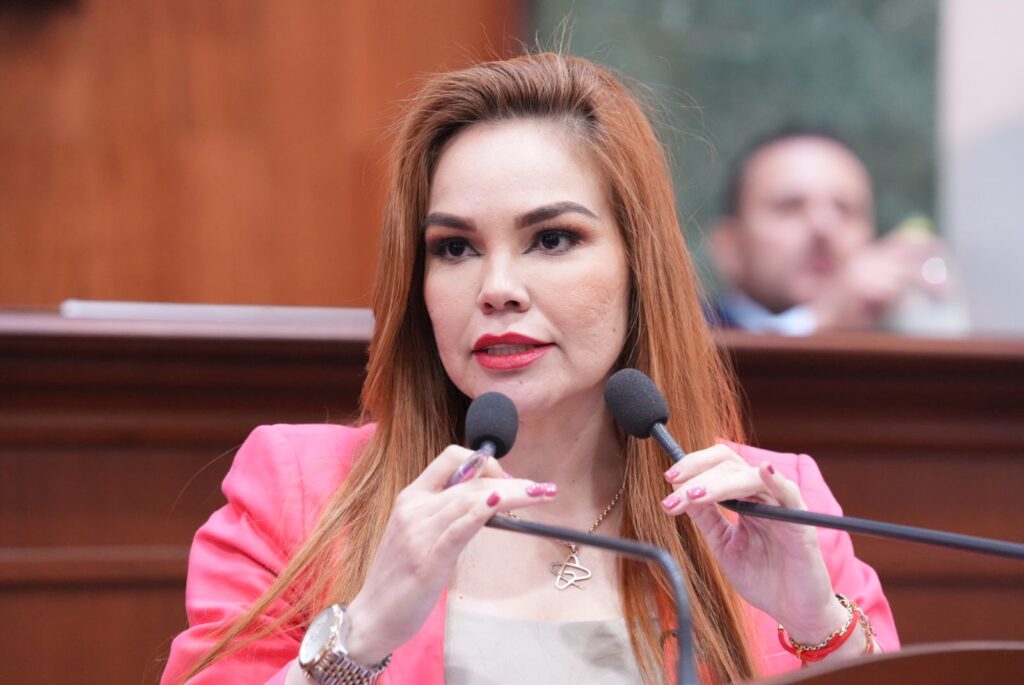 Paola Gárate, diputada del PRI, habla sobre transporte público en el congreso de Sinaloa