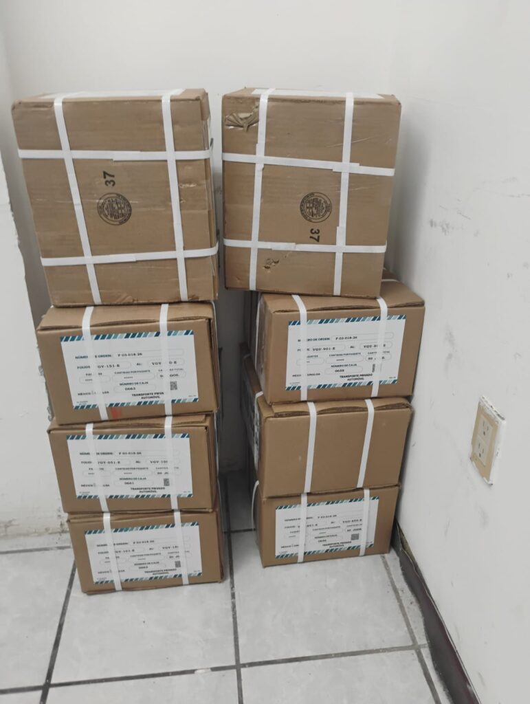 Cajas de cartón con hojas blancas pegadas