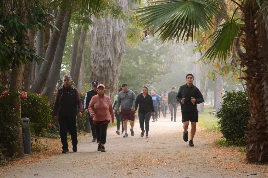 Personas corriendo y trotando en el Parque Sinaloa.