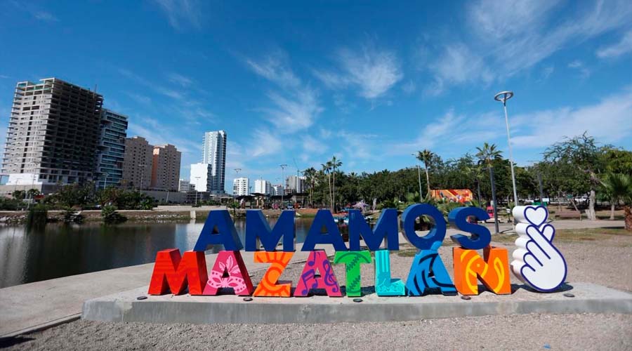 Letras turísticas en el Parque Central de Mazatlán