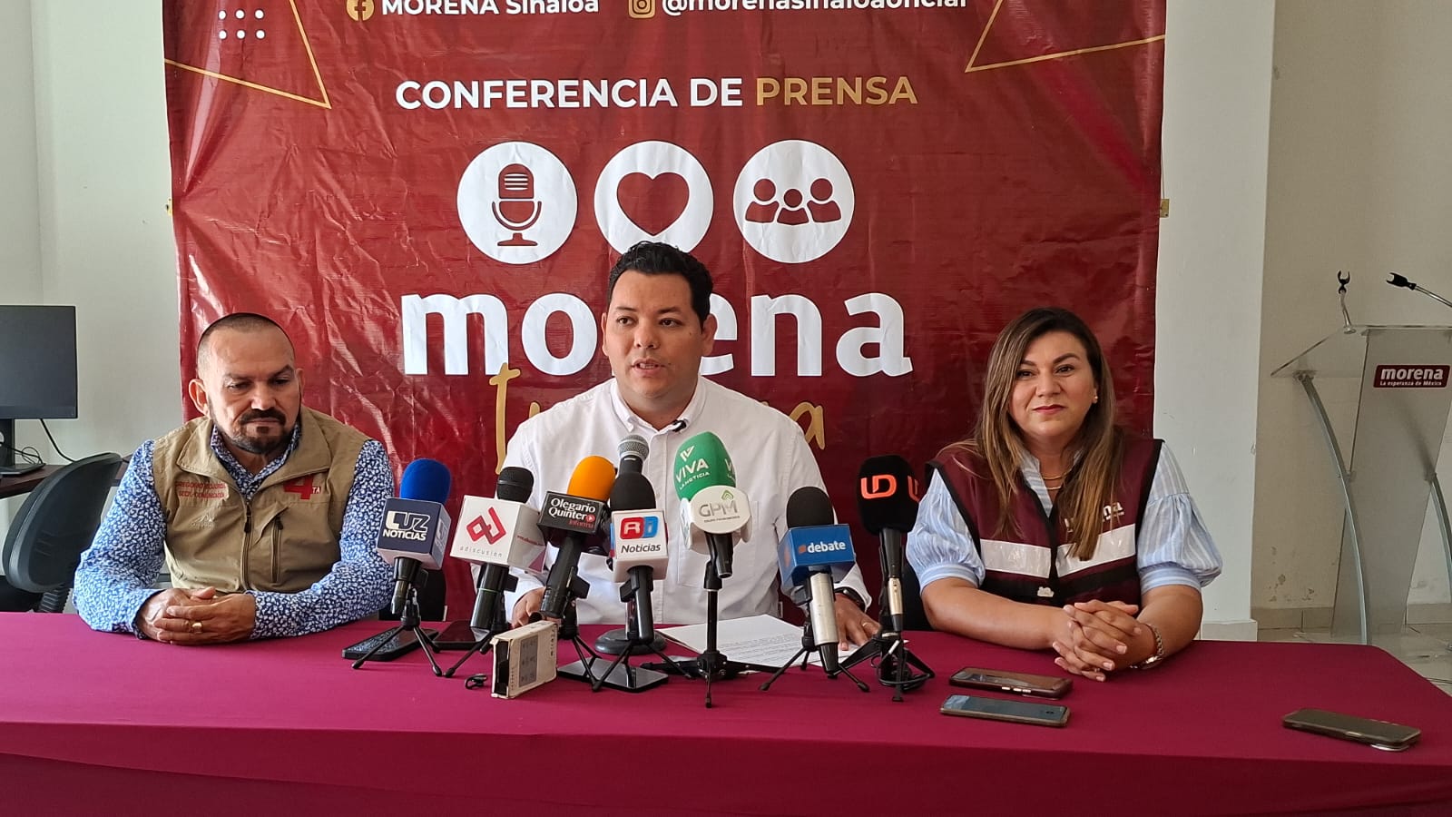 personal del partido morena en conferencia de prensa