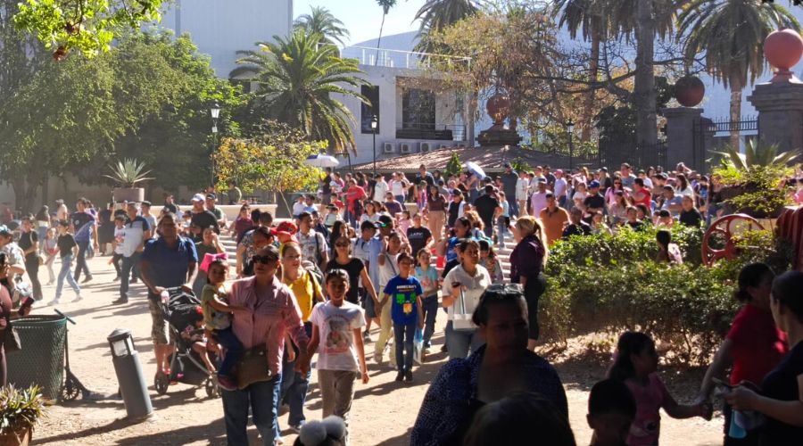 Gran cantidad de personas caminando por el parque Sinaloa