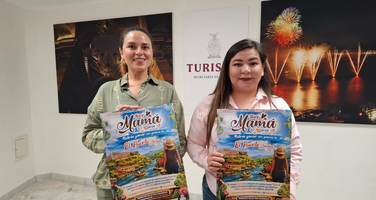 Alejandra Osuna Granados, directora de Promoción Turística de la Sectur y la coordinadora de Fundación Merza, Yolanda Flores Bustos con un flyer del sorteo