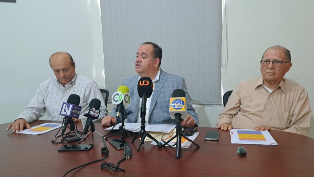 Tres personas dentro del Patronato Pro-Educación de Ahome